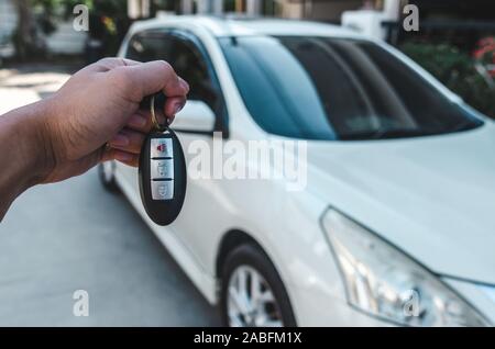 Mano che tiene un telecomando chiave auto Foto Stock