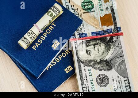 Due passaporto internazionale sul dollaro Usa sfondo Foto Stock