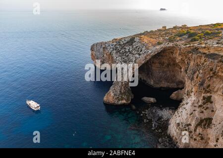 Vista aerea della Grotta Azzurra, un certo numero di caverne di mare sulla costa sud est di Malta, ad una breve distanza fuori i pescatori del porto di Wied iz-Zurr Foto Stock