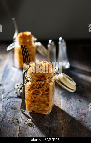 Il pranzo pomodoro pasta deliziosa servita sani in vasi su un tavolo di legno montare il cibo Foto Stock