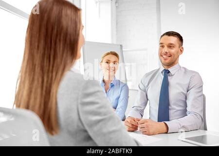 Reclutatori avente il colloquio di lavoro con il dipendente Foto Stock