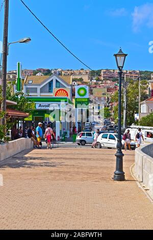 Una stazione di riempimento benzina BP vendita di carburante che si trova sul lungomare nel capitale Argostoli. Foto Stock