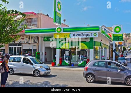 Una stazione di riempimento benzina BP vendita carburante, situato sul lungomare nel capitale Argostoli. Foto Stock