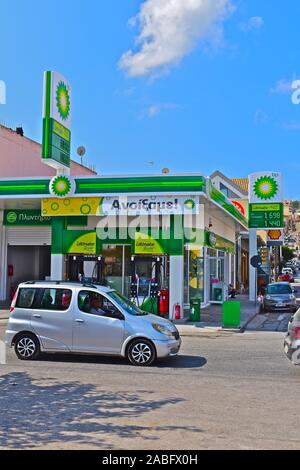 Una stazione di riempimento benzina BP vendita carburante, situato sul lungomare nel capitale Argostoli. Foto Stock