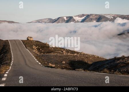 Una lunga strada in alcune montagne Foto Stock