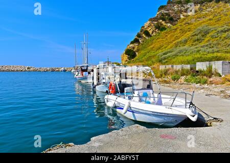Imbarcazioni da diporto e imbarcazioni da pesca ormeggiate nel porto del bellissimo villaggio di pescatori di Katelios con lo spettacolare sfondo delle montagne. Foto Stock