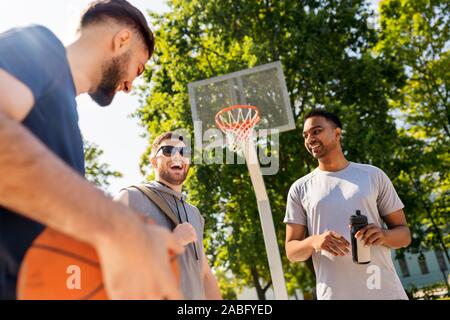 Gruppo di amici maschi di andare a giocare a basket Foto Stock