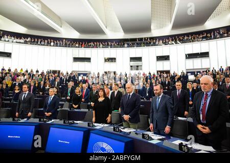 Strasburgo, Francia. 27 Nov, 2019. 27 novembre 2019, France (Francia), Straßburg: i membri del Parlamento europeo di stand per soldati francesi uccisi in un incidente in Mali durante un minuto di silenzio. Credito: dpa picture alliance/Alamy Live News Foto Stock