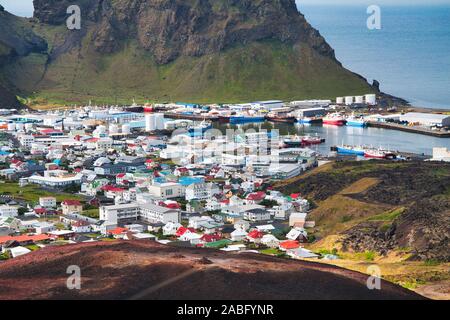 Città di Heimaey Vista aerea dal vulcano Eldfell, Islanda, Isole Westman, Europa Parole chiave: Islanda, paesaggio, vulcano, costa, mountai Foto Stock