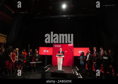 Leader laburista, Jeremy Corbyn, lancia il lavoro di razza e fede Manifesto Foto Stock