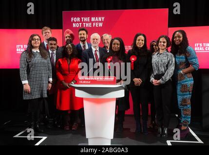 Leader laburista, Jeremy Corbyn, lancia il lavoro di razza e fede Manifesto e pone con i membri fra cui Lord duplicazioni e Dawn Butler Foto Stock