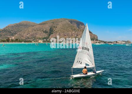 Piccole barche a vela sul mare presso la località di Mondello, Palermo, Sicilia, Italia Foto Stock