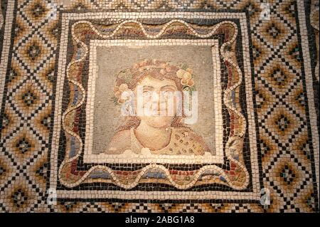 Italia, Roma, Palazzo massimo alle Terme, Museo Nazionale Romano, Museo Nazionale Romano, mosaico romano con busto di dio Dioniso (III secolo d.C.) Foto Stock