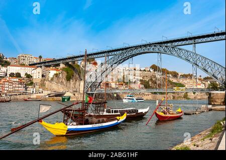 Barche di rabelo sotto il ponte Dom Luis sul fiume Douro, Porto, Portogallo Foto Stock