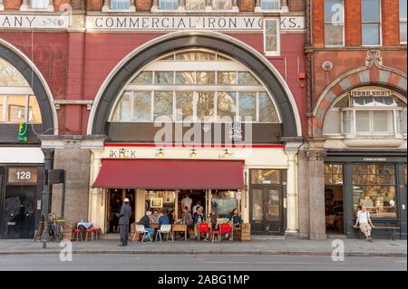 Bar Kick su Shoreditch High Street, London, Regno Unito Foto Stock