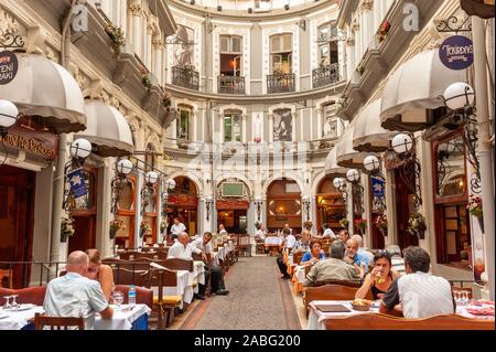 Ristoranti a Cicek Pasaji in prossimità di Istiklal Caddesi, Beyoglu, Istanbul, Turchia Foto Stock