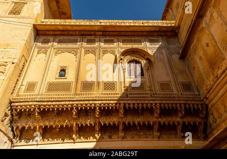 Architettura delicata e complessa all'interno del Forte Mehrangarh, Jodhpur, Rajasthan, India Foto Stock