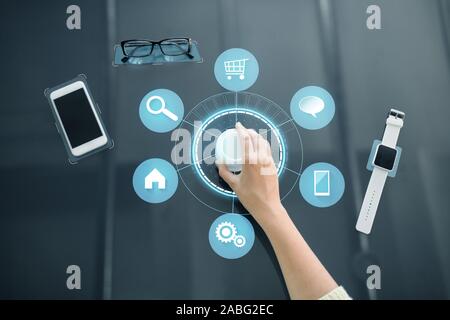 Mano con le icone delle app sul pannello interattivo Foto Stock