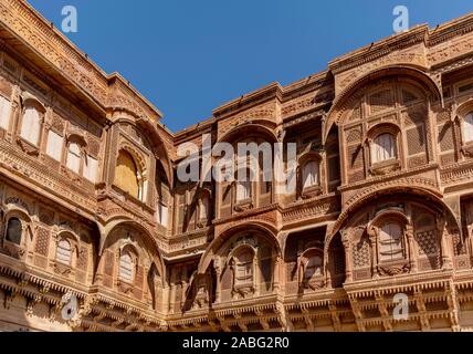 Architettura delicata e complessa all'interno del Forte Mehrangarh, Jodhpur, Rajasthan, India Foto Stock