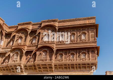 Architettura delicata e complessa all'interno del Forte Mehrangarh, Jodhpur, Rajasthan, India Foto Stock