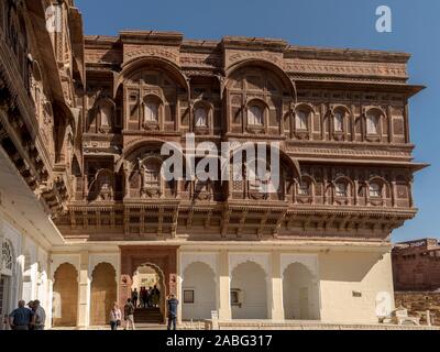 Architettura delicata e complessa all'interno del Forte Mehrangarh, Jodhpur, Rajasthan, India Foto Stock