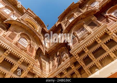 Architettura delicata e complessa all'interno del Forte Mehrangarh, Jodhpur, Rajasthan, India Foto Stock