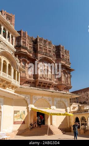 Architettura delicata e complessa all'interno del Forte Mehrangarh, Jodhpur, Rajasthan, India Foto Stock