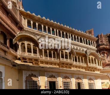 Architettura delicata e complessa all'interno del Forte Mehrangarh, Jodhpur, Rajasthan, India Foto Stock