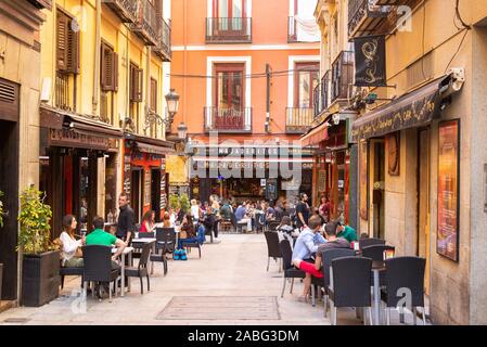 Bar e ristoranti in Calle Barcelona, quartiere di Huertas, Madrid, Spagna Foto Stock