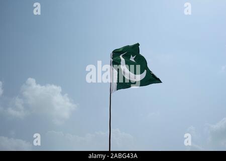 La bandiera nazionale del Pakistan volare nel cielo blu con nuvole Foto Stock