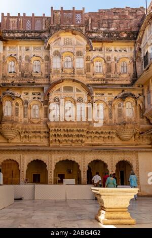 Architettura delicata e complessa all'interno del Forte Mehrangarh, Jodhpur, Rajasthan, India Foto Stock