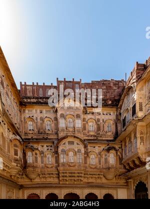 Architettura delicata e complessa all'interno del Forte Mehrangarh, Jodhpur, Rajasthan, India Foto Stock