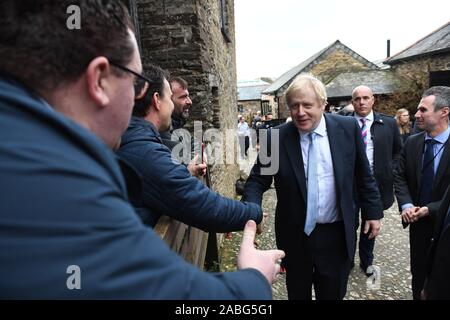 Il primo ministro Boris Johnson durante una visita alla Healey's Cornish sidro Farm, vicino a Truro in Cornovaglia, mentre sulla campagna elettorale trail. Foto Stock