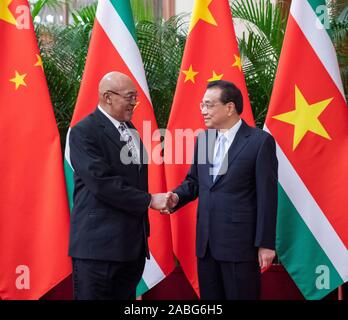 Pechino, Cina. 27 Nov, 2019. Il premier cinese LI Keqiang soddisfa con il Suriname Presidente del desiderio di Bouterse chi è in visita di Stato in Cina a Pechino Capitale della Cina, nov. 27, 2019. Credito: Li Xueren/Xinhua/Alamy Live News Foto Stock