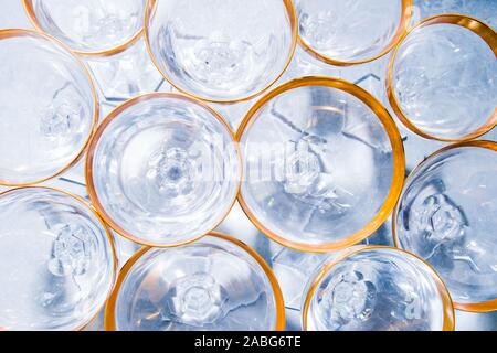Eleganti calici di champagne con oro 18 carati studio shot, concept per la celebrazione e holoiday. Foto Stock