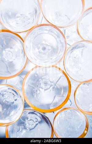 Eleganti calici di champagne con oro 18 carati studio shot, concept per la celebrazione e holoiday. Foto Stock