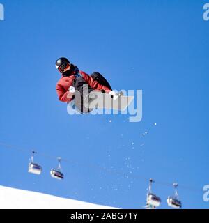 Gli appassionati di snowboard sulle piste da sci Foto Stock