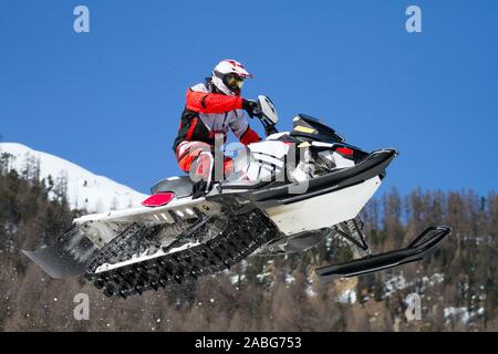 Impennata nella gara di motoslitte Foto Stock