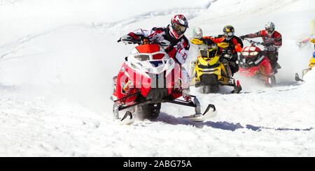 Impennata nella gara di motoslitte Foto Stock