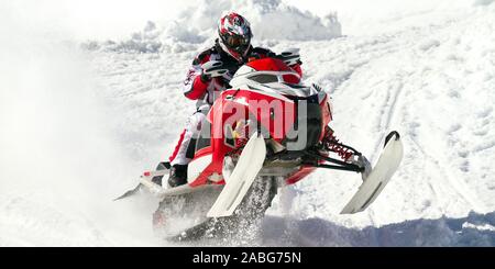 Impennata nella gara di motoslitte Foto Stock