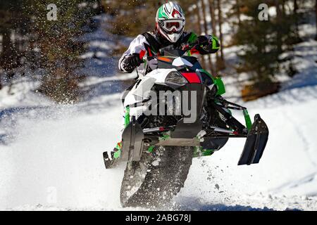 Impennata nella gara di motoslitte Foto Stock