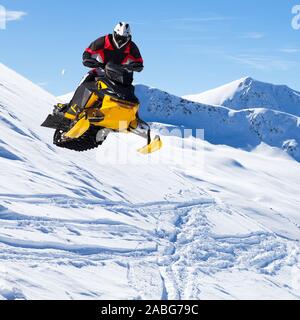 Impennata nella gara di motoslitte Foto Stock