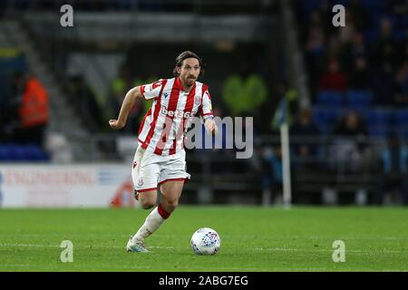 Cardiff, Regno Unito. 26 Nov, 2019. Joe Allen di Stoke City in azione. EFL Skybet partita in campionato, Cardiff City v Stoke City a Cardiff City Stadium martedì 26 novembre 2019. Questa immagine può essere utilizzata solo per scopi editoriali. Solo uso editoriale, è richiesta una licenza per uso commerciale. Nessun uso in scommesse, giochi o un singolo giocatore/club/league pubblicazioni. pic da Andrew Orchard/Andrew Orchard fotografia sportiva/Alamy Live news Credito: Andrew Orchard fotografia sportiva/Alamy Live News Foto Stock