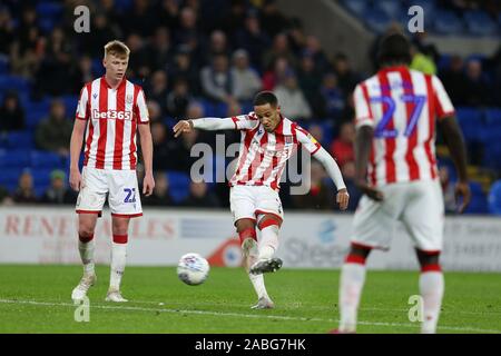 Cardiff, Regno Unito. 26 Nov, 2019. EFL Skybet partita in campionato, Cardiff City v Stoke City a Cardiff City Stadium martedì 26 novembre 2019. Questa immagine può essere utilizzata solo per scopi editoriali. Solo uso editoriale, è richiesta una licenza per uso commerciale. Nessun uso in scommesse, giochi o un singolo giocatore/club/league pubblicazioni. pic da Andrew Orchard/Andrew Orchard fotografia sportiva/Alamy Live news Credito: Andrew Orchard fotografia sportiva/Alamy Live News Foto Stock