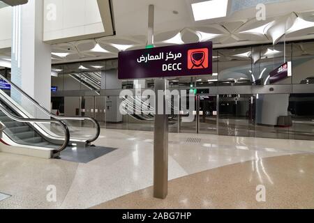 Doha, Qatar - Nov 20. 2019. L'interno della stazione della metropolitana DECC Foto Stock