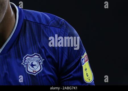 Cardiff, Regno Unito. 26 Nov, 2019. Una chiusura del Cardiff City shirt mostra bluebirds logo. EFL Skybet partita in campionato, Cardiff City v Stoke City a Cardiff City Stadium martedì 26 novembre 2019. Questa immagine può essere utilizzata solo per scopi editoriali. Solo uso editoriale, è richiesta una licenza per uso commerciale. Nessun uso in scommesse, giochi o un singolo giocatore/club/league pubblicazioni. pic da Andrew Orchard/Andrew Orchard fotografia sportiva/Alamy Live news Credito: Andrew Orchard fotografia sportiva/Alamy Live News Foto Stock