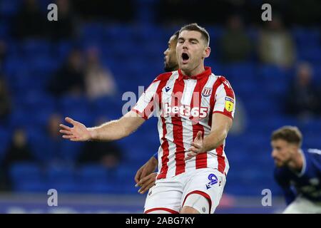 Cardiff, Regno Unito. 26 Nov, 2019. Sam Vokes di Stoke City in azione.EFL Skybet partita in campionato, Cardiff City v Stoke City a Cardiff City Stadium martedì 26 novembre 2019. Questa immagine può essere utilizzata solo per scopi editoriali. Solo uso editoriale, è richiesta una licenza per uso commerciale. Nessun uso in scommesse, giochi o un singolo giocatore/club/league pubblicazioni. pic da Andrew Orchard/Andrew Orchard fotografia sportiva/Alamy Live news Credito: Andrew Orchard fotografia sportiva/Alamy Live News Foto Stock