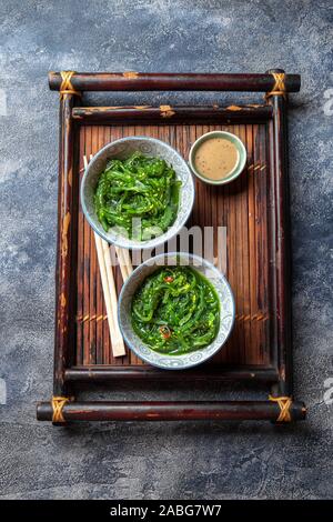 Chuka wakame, alghe giapponese insalata con salsa di noci. Foto Stock