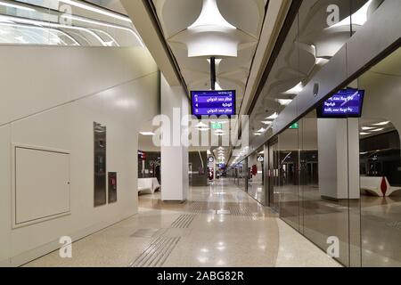 Doha, Qatar - Nov 20. 2019. L'interno della stazione della metropolitana DECC Foto Stock