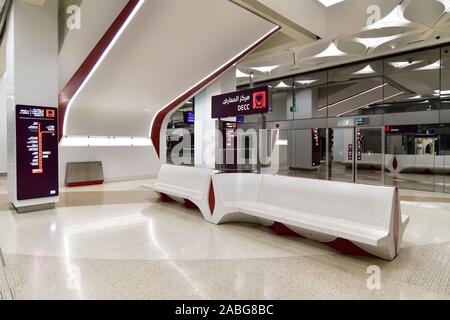 Doha, Qatar - Nov 20. 2019. L'interno della stazione della metropolitana DECC Foto Stock